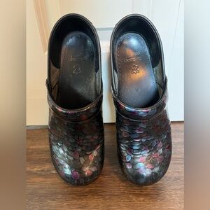 Dansko women’s stone pebble clogs. Size 41EU; 10.5US.